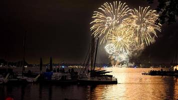 großes feuerwerk zum kirschblütenfest im video: lichterspektakel über der alster