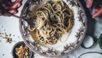 spaghetti mit zwiebeln und sardellen: venedig kann nicht nur postkarte, sondern auch pasta
