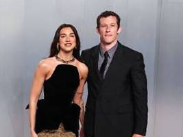 Hochzeit im kleinen Kreis : Dua Lipa und Callum Turner geben sich heimlich das Ja-Wort