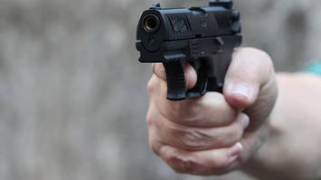 Mann richtet Waffe auf Supermarkt-Mitarbeiter – Polizei findet noch viel mehr