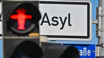 Asylpolitik: Weber verlangt schnellen Beschluss über Abschiebezentren