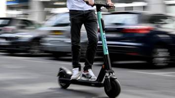 60 km/h mit dem E-Scooter – Jugendlicher (15) rast der Polizei davon