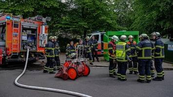 Rauch quillt aus Tiefgarage in Meiendorf: Feuerwehr steht vor einem Rätsel