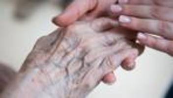 Pflegende Angehörige: Verband: Alte Menschen werden als Kostenfaktor betrachtet