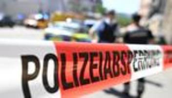 Täter auf der Flucht: Mit Auto durch Glasfassade – Juwelier im Vogtland ausgeraubt