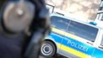Weitere Verdächtige gesucht: 20-Jähriger nach Messerangriff in U-Haft