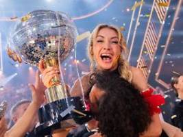 dancing star statt marionette: anna-carina woitschack hat sich bei let's dance frei getanzt