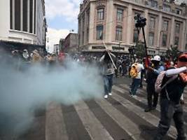 Gegen Lehrer-Demo: Mexikanische Polizei setzt Tränengas nahe WM-Fanmeile ein
