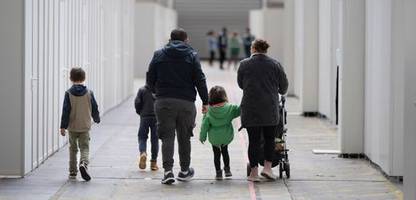 Migration: Nettozuwanderung nach Deutschland halbiert sich auf 235.000