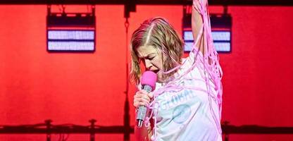 »Wir sehen das« – Schauspielerin Rosamund Pike rügt Publikum für Handynutzung