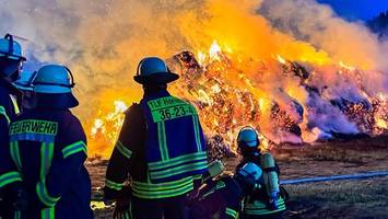 Feuer vernichtet 100 Strohballen bei Buxtehude – Warnung über NINA-App