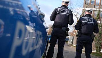 Schlägerei vor Eisenwarenladen: Polizei sucht wichtige Zeugin in Auto
