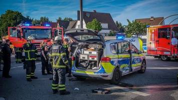 Streifenwagen prallt an Kreuzung mit Auto zusammen: Beamte und Fahrer in Klinik
