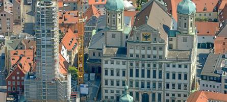 Betrunkene klettern Gerüst am Augsburger Rathaus empor
