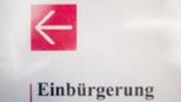 deutsche staatsbürgerschaft: mehr einbürgerungen – tausende anträge bleiben offen