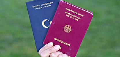 einbürgerung: fast alle deutschen neubürger wählen den doppelpass