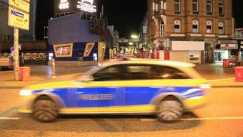 Entführungsversuch auf St. Pauli? Männer wollen 29-Jährige in Audi ziehen