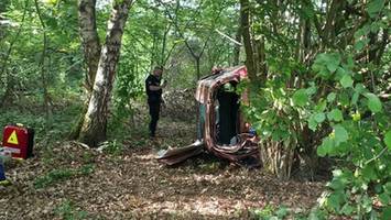 schwerverletzte (74) nach unfall im autowrack gefangen – mit hund