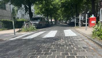 Schon zum sechsten Mal: Aktivisten malen neuen Zebrastreifen in Hoheluft-West
