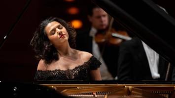 Starpianistin Khatia Buniatishvili: Karriere mit Baby – wie genau geht das?