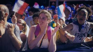 allein im trubel von olympia: „ein sommer in paris“