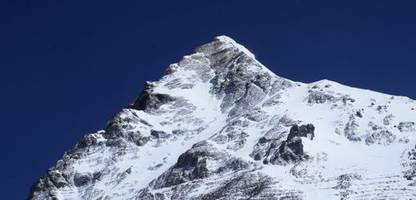 mount everest im himalaja: mehr als 1000 bergsteiger erklimmen höchsten berg der welt in einer saison