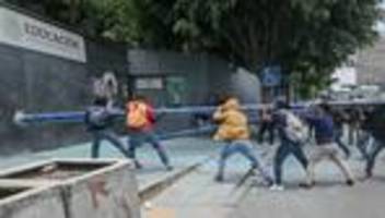 mexiko: demonstrierende lehrer stürmen bildungsministerium in mexiko-stadt