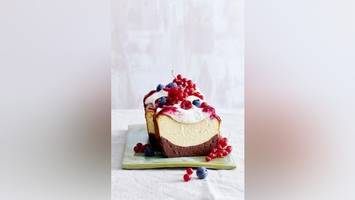 Marmor-Cheesecake mit sahnigem Beerentopping
