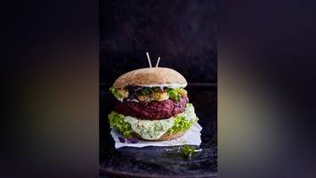 Veggie-Burger „Rote Zora“ mit gebratenen Gewürzgurken