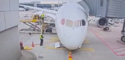 Lufthansa-Maschine knickt am Frankfurter Flughafen ein