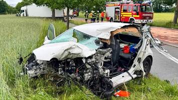 Kleinstwagen kollidiert mit Lkw – junge Fahrerin schwer verletzt