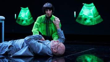 schauspielhaus: joachim meyerhoff weiß, wie man die leute bezirzt