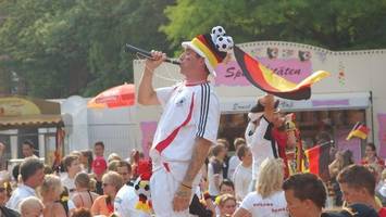 public viewing in bergedorf mit grillfest, großleinwand und freigetränken