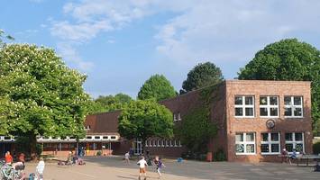 schul-baustelle: kinder und lkw müssen sich enge straße teilen – eltern in sorge
