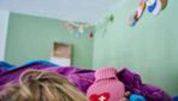 Soziales: AOK-Institut: Kranke Kinder vorwiegend von Müttern betreut
