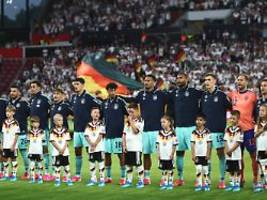 FIFA verkündet große WM-Änderung: Bei der Hymne stehen plötzlich über 50 Fußballer auf dem Platz