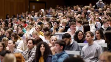 privilegiert? berliner studenten widersprechen ministerin bär