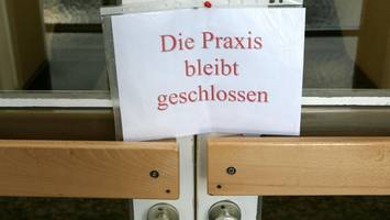 bis zu 30 prozent weniger honorar: arztpraxen bleiben aus protest geschlossen
