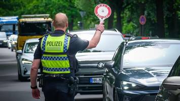 erschreckend viele rotlichtsünder bei verkehrskontrolle an prominenter kreuzung