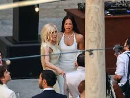 Proteste gegen Promi-Auflauf: Dua Lipa und Callum Turner feiern ihre Liebe in Ex-Mafia-Hochburg