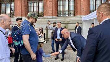 Tag der offenen Tür: Bürgermeister begrüßt seine Gäste per Handschlag