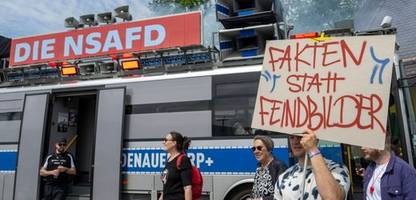 aktivisten servieren afd-politikern veganes mett-hakenkreuz