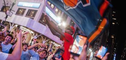 New York Knicks in den NBA-Finals: Basketballfans feiern auf den Straßen Manhattans