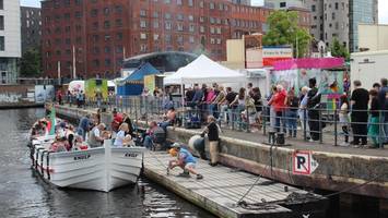 fröhliche besucher und helgoländer boote auf harburgs binnenhafenfest