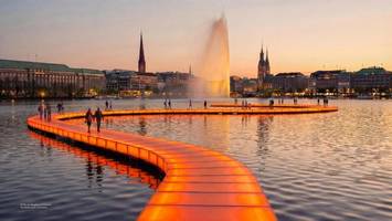 Spazieren gehen auf der Alster: So könnten Hamburgs Gewässer neu genutzt werden