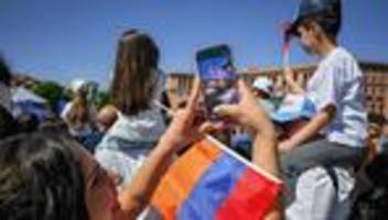 parlamentswahl in armenien: farbenfroh, krass, konfrontativ