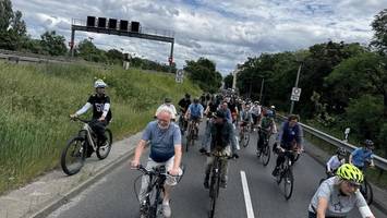Happening auf der Autobahn: Zehntausende bei Fahrrad-Sternfahrt in Berlin