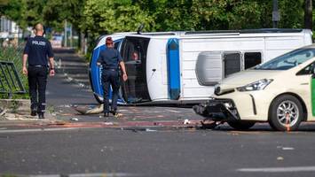 Polizeiauto kippt nach Crash mit Taxi in Kreuzberg um – acht Verletzte