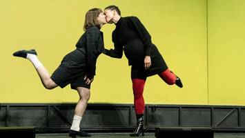 „The boys are kissing“ am Thalia Theater: Eltern am Rande der Nervenkrise