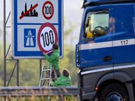 ein hauch von letzter generation: greenpeace klebt tempo-100-schilder an 26 autobahn-abschnitte